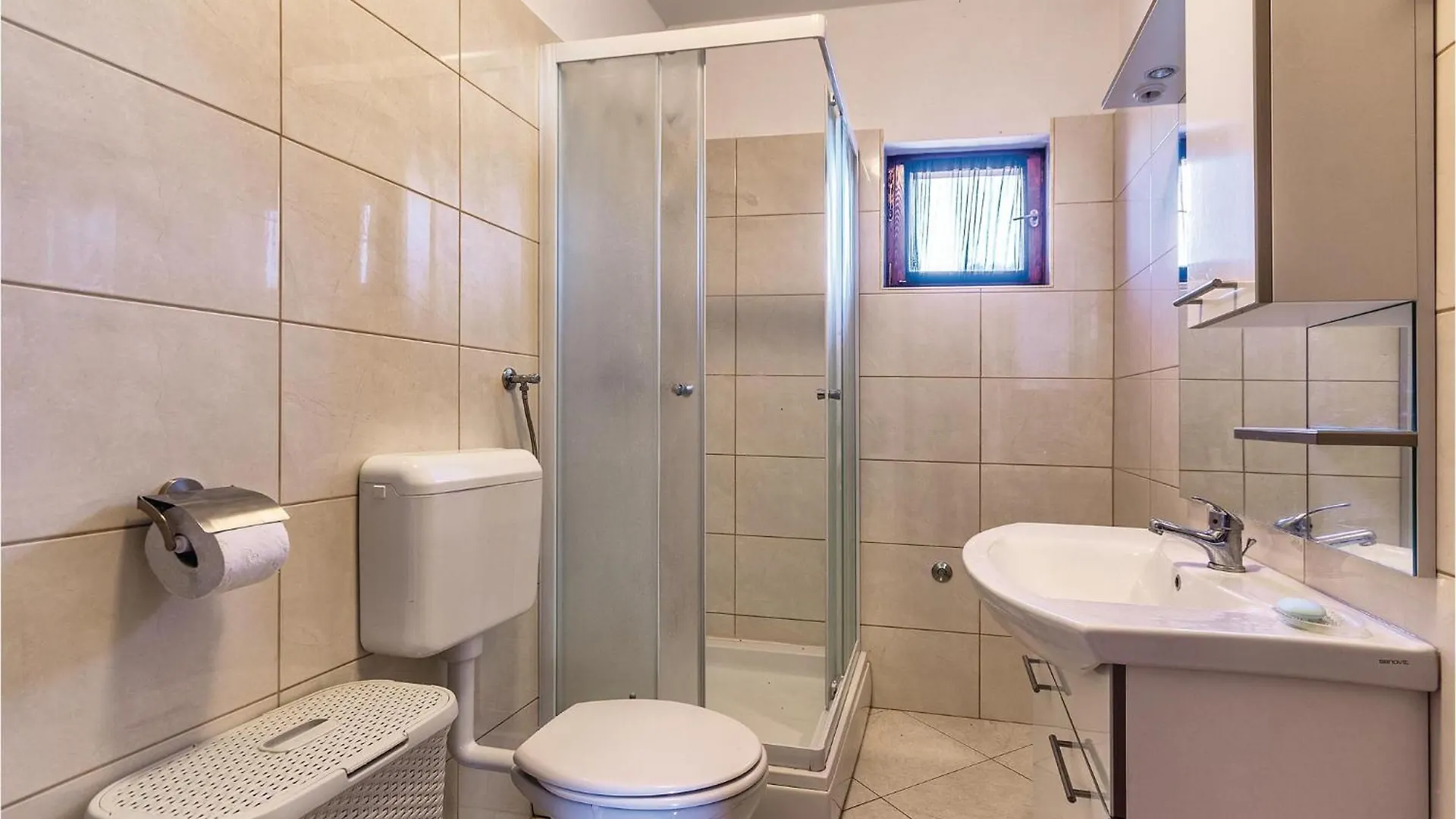 Holiday home 6 Bedroom Amazing Home In Bratulici Hreljici